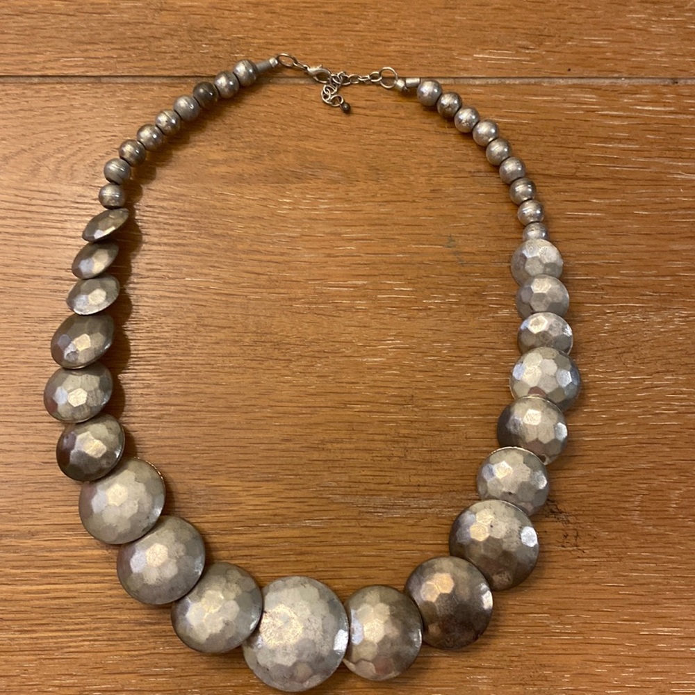 Necklace in brushed silver